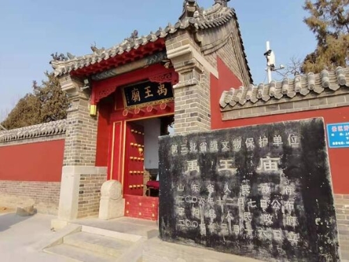 攀爬文物古迹不可取文明游览守护历史遗存(图1)